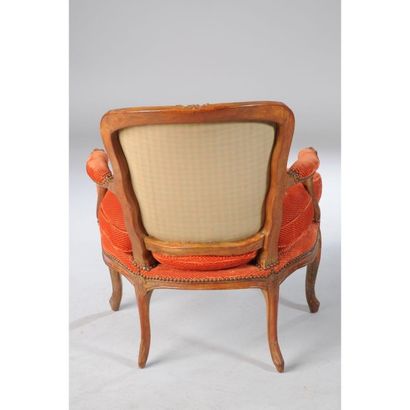 LARGE FAUTEUIL CABRIOLET LOUIS XV en bois...