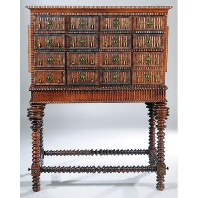 CABINET LOUIS XIII et son piètement en noyer...