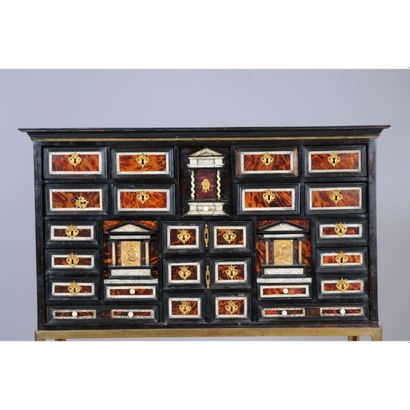 CABINET FLAMAND en écaille, os et bois noirci....