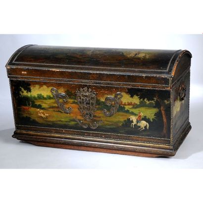COFFRE LOUIS XIV en chêne gainé de cuir peint...