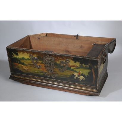 COFFRE LOUIS XIV en chêne gainé de cuir peint...