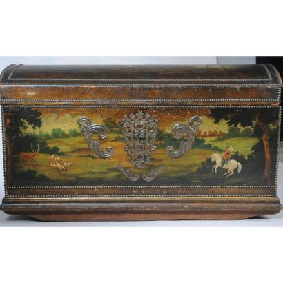 COFFRE LOUIS XIV en chêne gainé de cuir peint...