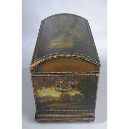COFFRE LOUIS XIV en chêne gainé de cuir peint...