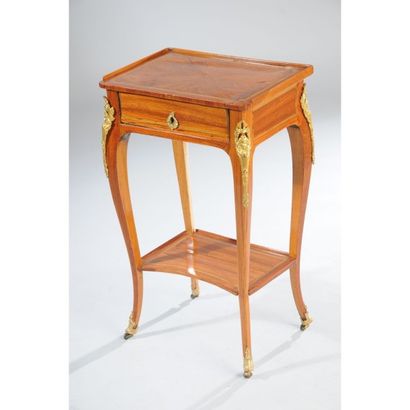 TABLE DE SALON LOUIS XV de forme rectangulaire...