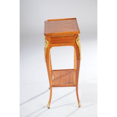TABLE DE SALON LOUIS XV de forme rectangulaire...