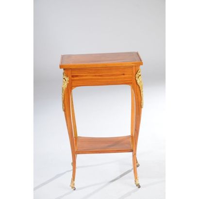 TABLE DE SALON LOUIS XV de forme rectangulaire...