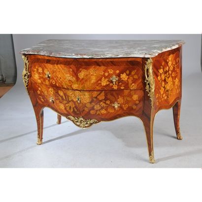 SUPERBE COMMODE LOUIS XV galbée en façade...