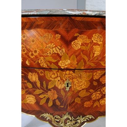 SUPERBE COMMODE LOUIS XV galbée en façade...
