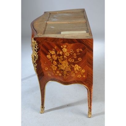 SUPERBE COMMODE LOUIS XV galbée en façade...