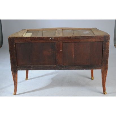 SUPERBE COMMODE LOUIS XV galbée en façade...