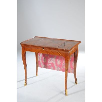 TABLE LISEUSE toutes faces formant écran...