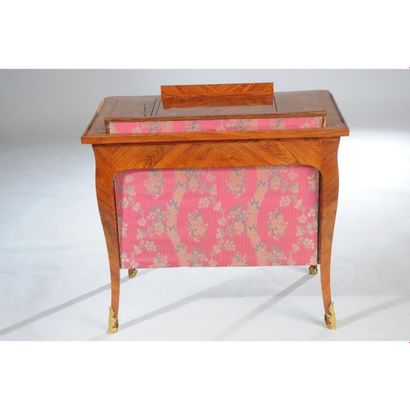 TABLE LISEUSE toutes faces formant écran...
