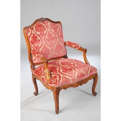 FAUTEUIL A LA REINE LOUIS XV en noyer mouluré...