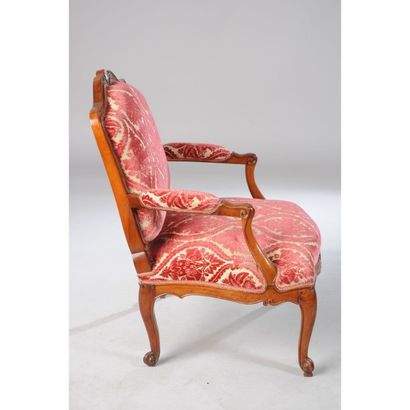 FAUTEUIL A LA REINE LOUIS XV en noyer mouluré...