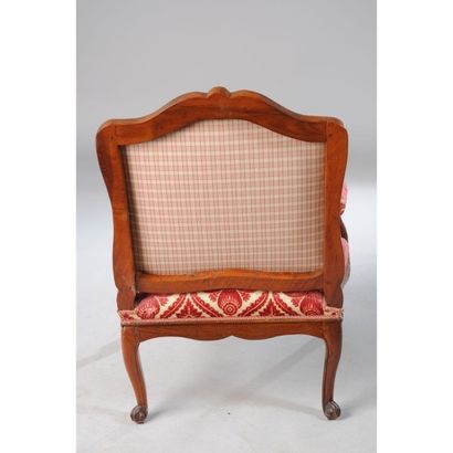 FAUTEUIL A LA REINE LOUIS XV en noyer mouluré...