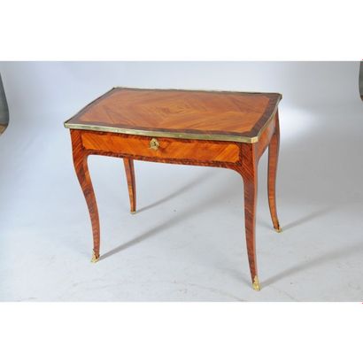 TABLE A ECRIRE LOUIS XV à mécanisme coulissant...