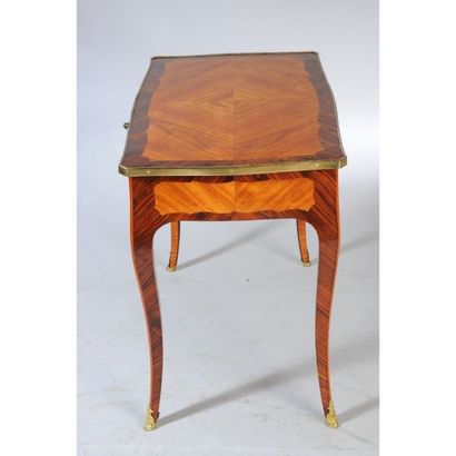 TABLE A ECRIRE LOUIS XV à mécanisme coulissant...