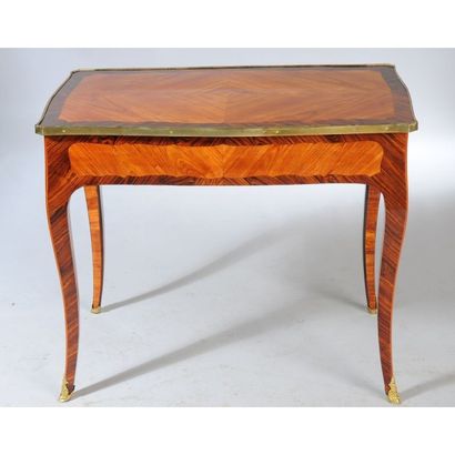 TABLE A ECRIRE LOUIS XV à mécanisme coulissant...