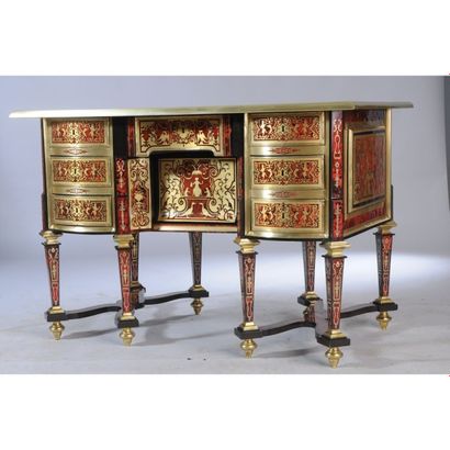 BUREAU MAZARIN à façade bombée en marqueterie...