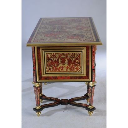 BUREAU MAZARIN à façade bombée en marqueterie...