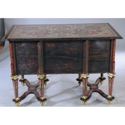BUREAU MAZARIN à façade bombée en marqueterie...
