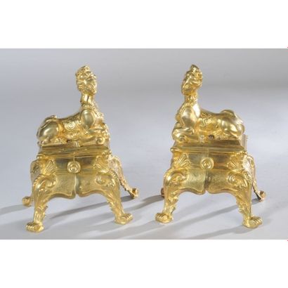 PAIRE DE CHENETS RÉGENCE en bronze à belle...