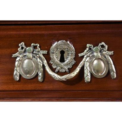 COMMODE LOUIS XV de port en acajou massif....