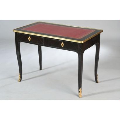 BUREAU DE DAME LOUIS XV toutes faces en placage...