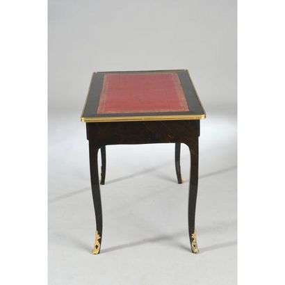 BUREAU DE DAME LOUIS XV toutes faces en placage...