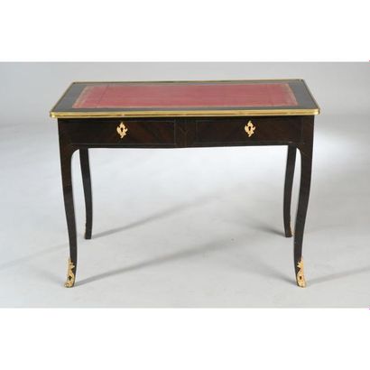 BUREAU DE DAME LOUIS XV toutes faces en placage...