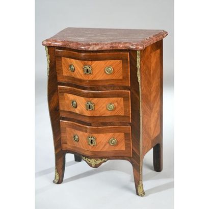 COMMODE D’ENTRE DEUX LOUIS XV galbée en façade...