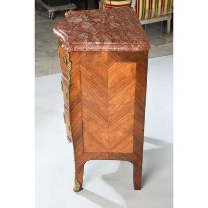 COMMODE D’ENTRE DEUX LOUIS XV galbée en façade...
