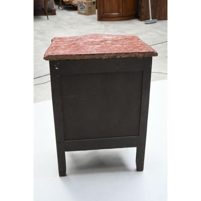 COMMODE D’ENTRE DEUX LOUIS XV galbée en façade...