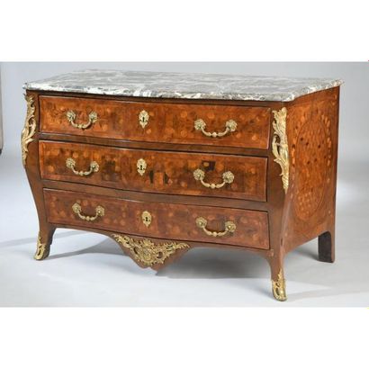 COMMODE TOMBEAU LOUIS XV galbée en façade...