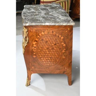 COMMODE TOMBEAU LOUIS XV galbée en façade...