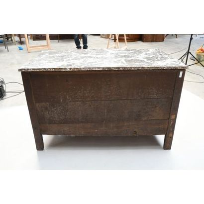 COMMODE TOMBEAU LOUIS XV galbée en façade...