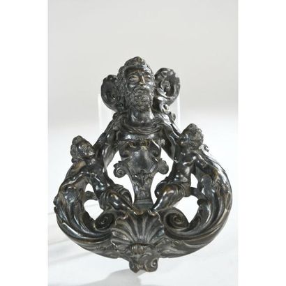 HEURTOIR LOUIS XIV en bronze à patine noirâtre...