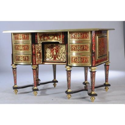 BUREAU MAZARIN à façade bombée en marqueterie...