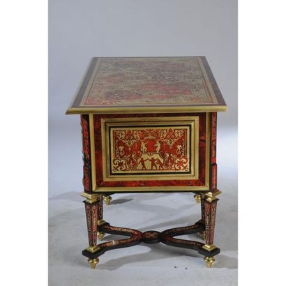 BUREAU MAZARIN à façade bombée en marqueterie...