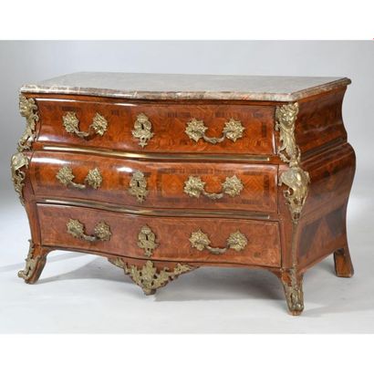 COMMODE TOMBEAU LOUIS XV galbée en façade...