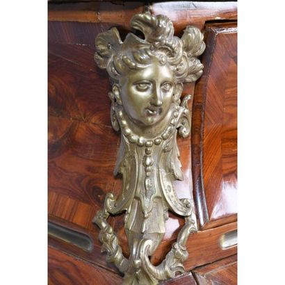 COMMODE TOMBEAU LOUIS XV galbée en façade...