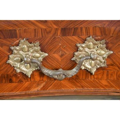 COMMODE TOMBEAU LOUIS XV galbée en façade...