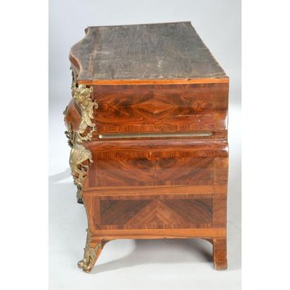 COMMODE TOMBEAU LOUIS XV galbée en façade...