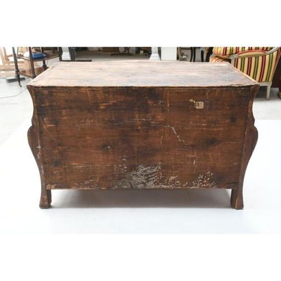 COMMODE TOMBEAU LOUIS XV galbée en façade...