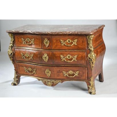 COMMODE TOMBEAU LOUIS XV galbée en façade...