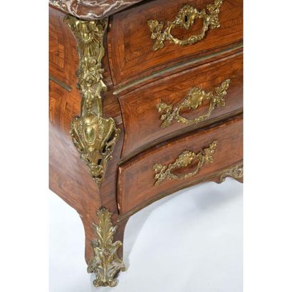 COMMODE TOMBEAU LOUIS XV galbée en façade...
