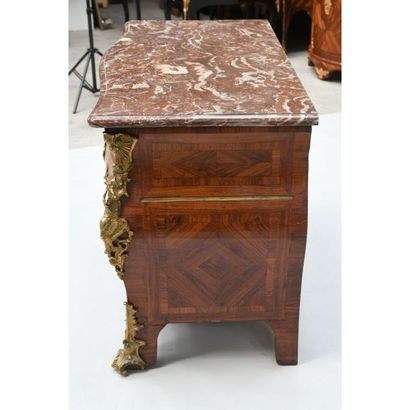 COMMODE TOMBEAU LOUIS XV galbée en façade...