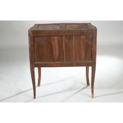 COMMODE TOMBEAU LOUIS XV galbée en façade...