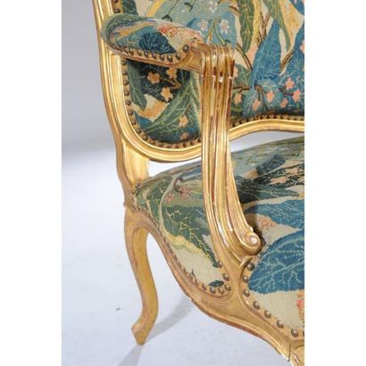 PAIRE DE FAUTEUILS D’APPARAT LOUIS XV à dossier...
