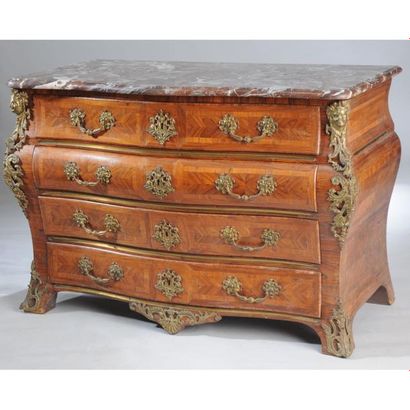 SPECTACULAIRE COMMODE RÉGENCE galbée en façade...
